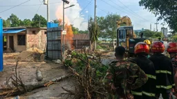 ৯ ঘণ্টায়ও নিয়ন্ত্রণে আসেনি নলকূপের আগুন, ঘটনাস্থলে সেনা