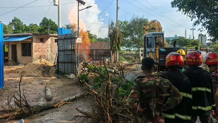 ৯ ঘণ্টায়ও নিয়ন্ত্রণে আসেনি নলকূপের আগুন, ঘটনাস্থলে সেনা