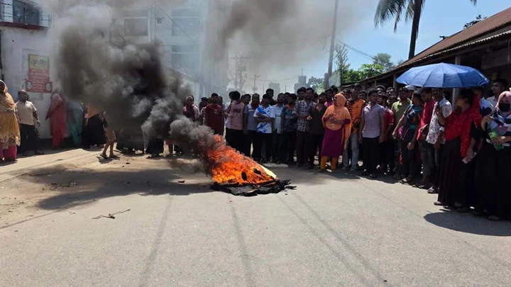 সড়কে টায়ার জ্বালিয়ে গাজীপুরে শ্রমিকদের বিক্ষোভ