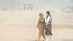 বায়ুদূষণে শীর্ষে লাহোর, ঢাকার অবস্থা কী
