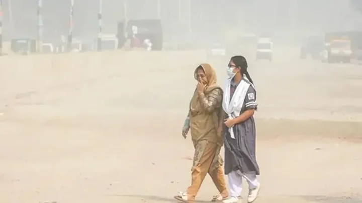 বায়ুদূষণে শীর্ষে লাহোর, ঢাকার অবস্থা কী