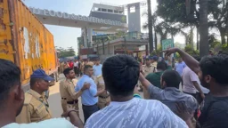 চাঁদা বন্ধের পর আকিজ ফুডে পণ্য খালাসে বাধা, ক্ষতি ২০ কোটি টাকা