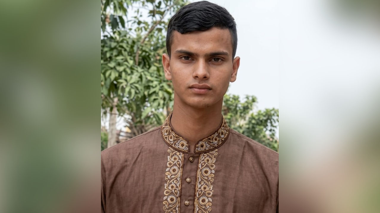 সড়কে দাঁড়িয়ে থাকা ট্রাকে প্রাইভেটকারের ধাক্কা, হেলপার নিহত