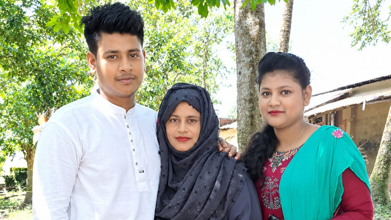 একমাত্র বোন ও মায়ের সঙ্গে আল আমিন