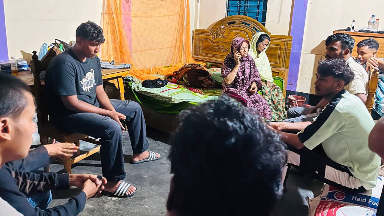 আলিফের পরিবারের খোঁজ নিতে যান এনসিপির স্থানীয় নেতাকর্মীরা। শুক্রবার হবিগঞ্জের নবীগঞ্জ উপজেলার বাউশা ইউনিয়নের পাইকপাড়া গ্রামে আলিফের বাড়িতে। ছবি: এশিয়া পোস্ট