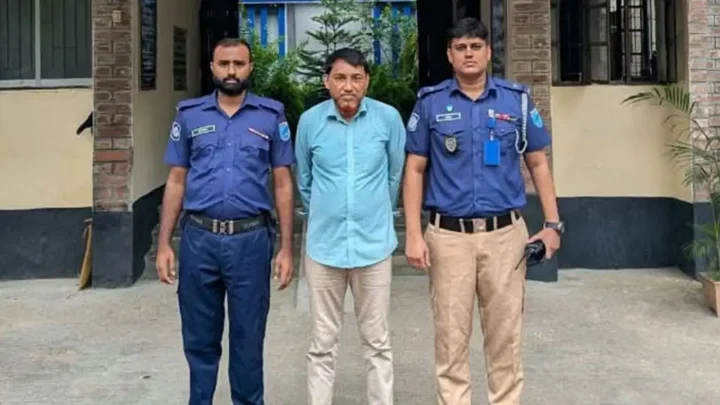 ফুলের তোড়া দিয়ে বিএনপিতে যোগ, তবুও রক্ষা হলো না সাবেক কৃষক লীগ নেতার