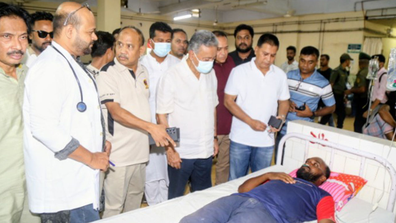 চিকিৎসাধীন আহতদের দেখতে চট্টগ্রাম মেডিকেল কলেজ (চমেক) হাসপাতালে আমির খসরু মাহমুদ চৌধুরী। ছবি : এশিয়া পোস্ট