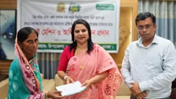 ‘হ্যালো ডিসি’ অ্যাপে আবেদন, নবাবগঞ্জে দুস্থদের সেলাই মেশিন ও অনুদান প্রদান