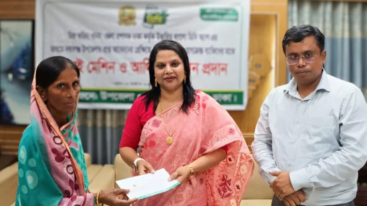 ‘হ্যালো ডিসি’ অ্যাপে আবেদন, নবাবগঞ্জে দুস্থদের সেলাই মেশিন ও অনুদান প্রদান