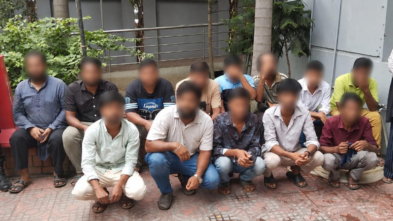 উত্তরা পাসপোর্ট অফিস থেকে ১৩ দালাল আটক, কারাদণ্ড