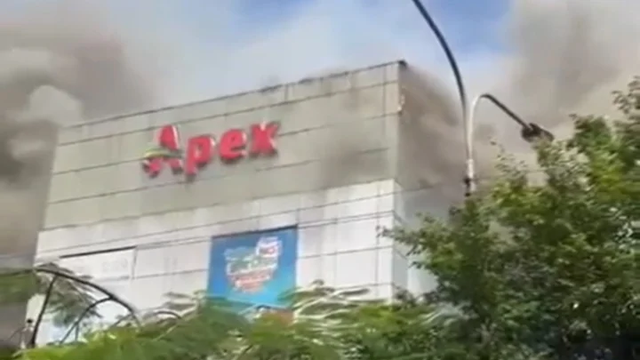 ধানমন্ডিতে অ্যাপেক্সের শোরুমে আগুন
