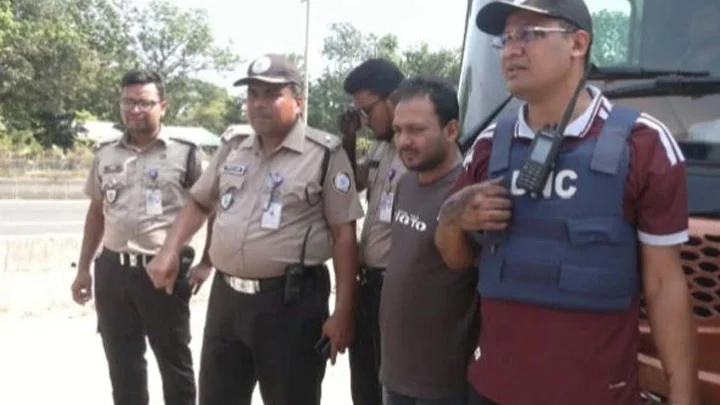 স্লিপার বাসের এসি ভেন্টে মিলল ৩২ লাখ টাকার ইয়াবা