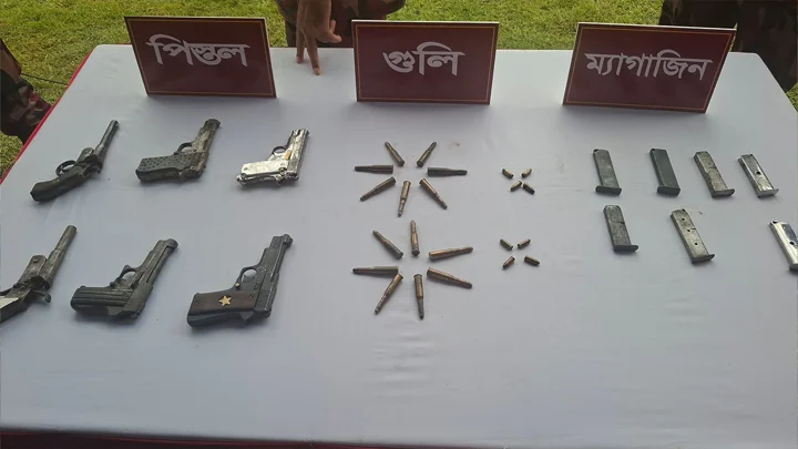 জঙ্গলে লুকানো ছিল ছয়টি পিস্তল-গুলি-ম্যাগাজিন, উদ্ধার করল বিজিবি
