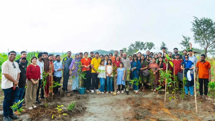 বাংলাদেশজুড়ে ১ লাখ গাছ রোপণ করল আড়ং