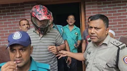 টিনের বেড়া ভেঙে পালানোর চেষ্টা, শেষ রক্ষা হয়নি পুলিশ কর্মকর্তার