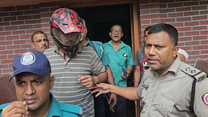 টিনের বেড়া ভেঙে পালানোর চেষ্টা, শেষ রক্ষা হয়নি পুলিশ কর্মকর্তার
