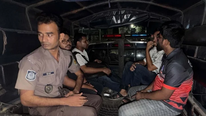 রাজুতে বিসিএসের গেজেটবঞ্চিতদের অনশন, নিষিদ্ধ ছাত্রলীগের ৪ জন আটক