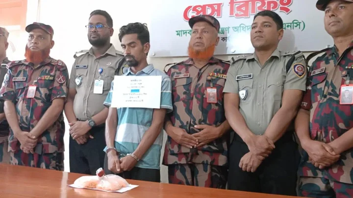 আড়াই ঘণ্টার ধাওয়া, চলন্ত ট্রাকে ঝুলে ইয়াবা জব্দ করলেন সিপাহি