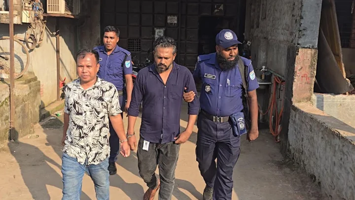 শেখ হাসিনার জন্মদিন পালন করায় পোশাক কারখানার দুই কর্মকর্তা আটক