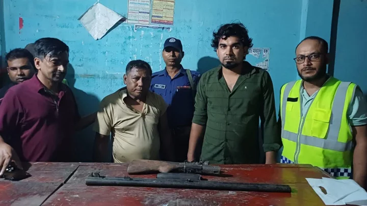 অস্ত্র কিনতে গিয়ে জনতার গণপিটুনি, ভাঙা বন্দুকসহ আটক ২