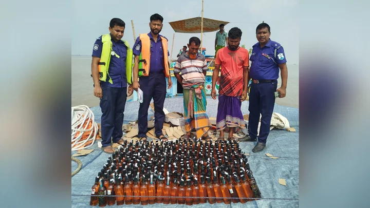 বালুভর্তি বাল্কহেডে পাচার হচ্ছিল বিদেশি মদ