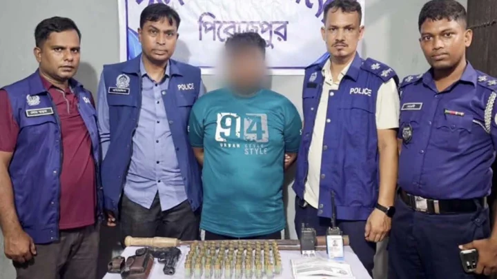 পিরোজপুরে ৬৯টি কার্তুজ, ওয়াকিটকি ও ভুয়া পুলিশ আইডিসহ যুবক গ্রেপ্তার