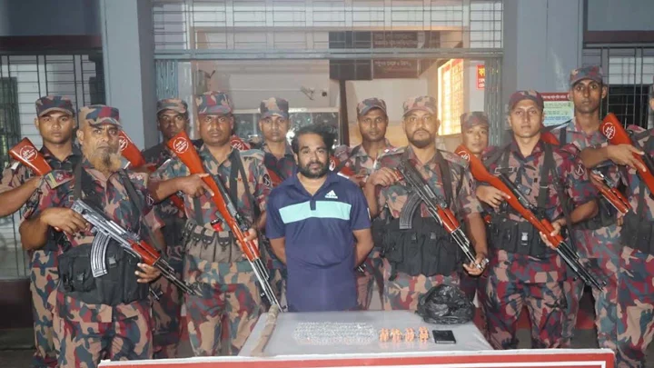 দিনাজপুরে ৭ মামলার পলাতক আসামি মাদক-অস্ত্রসহ গ্রেপ্তার