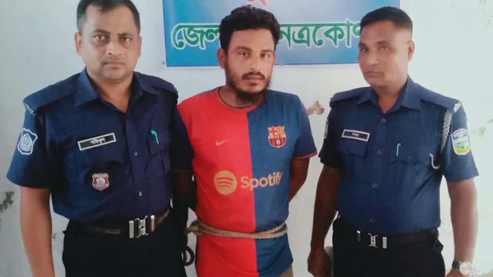 বাকিতে সিগারেট না পেয়ে দোকানির গায়ে পেট্রল ঢেলে আগুন, যুবক গ্রেপ্তার