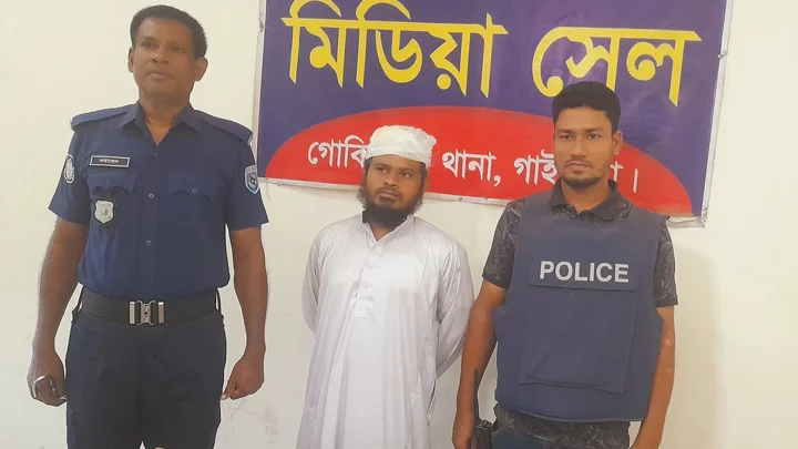 ব্যক্তিগত ভিডিও ছড়ানোর হুমকি, টাকা নিতে গিয়ে ধরা মাদ্রাসাশিক্ষক