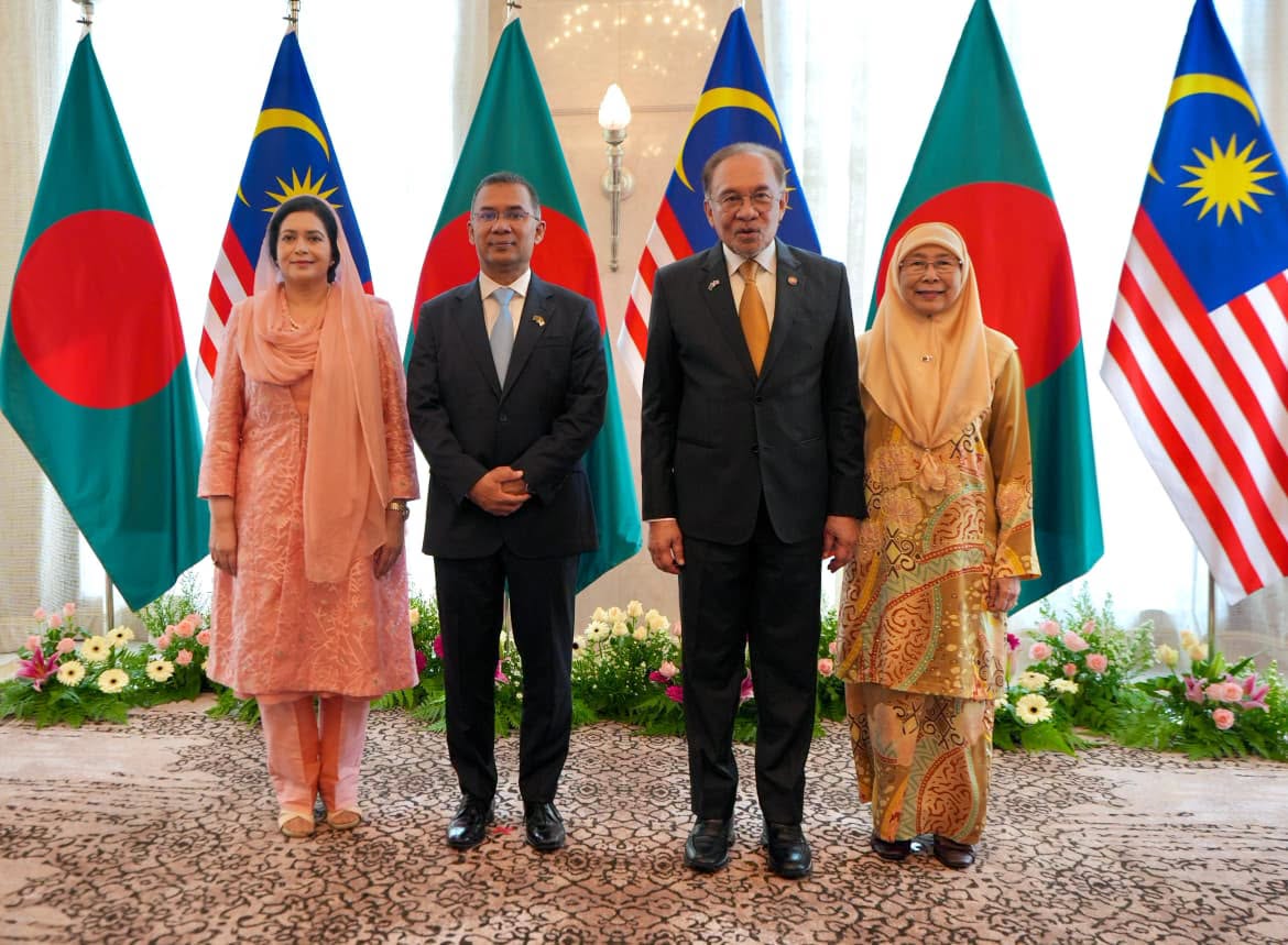 প্রধানমন্ত্রী তারেক রহমান সস্ত্রীক মালয়েশিয়া সফরে যান। সঙ্গে দেশটির প্রধানমন্ত্রী আনোয়ার ইব্রাহিম ও তার স্ত্রী। ছবি: পিএমও