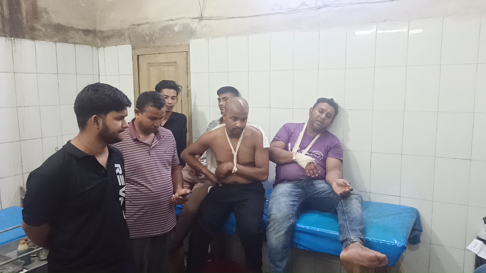 হাসপাতালে সংঘর্ষে আহত নেতাকর্মীরা। ছবি: এশিয়া পোস্ট