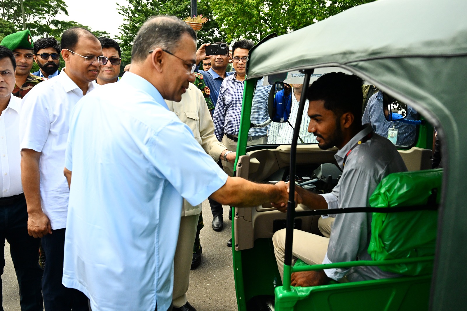 আহত জুলাই যোদ্ধারা চাকরি নিয়োগপত্র পেয়ে প্রধানমন্ত্রীর প্রতি কৃতজ্ঞতা প্রকাশ করেন। ছবি : এশিয়া পোস্ট