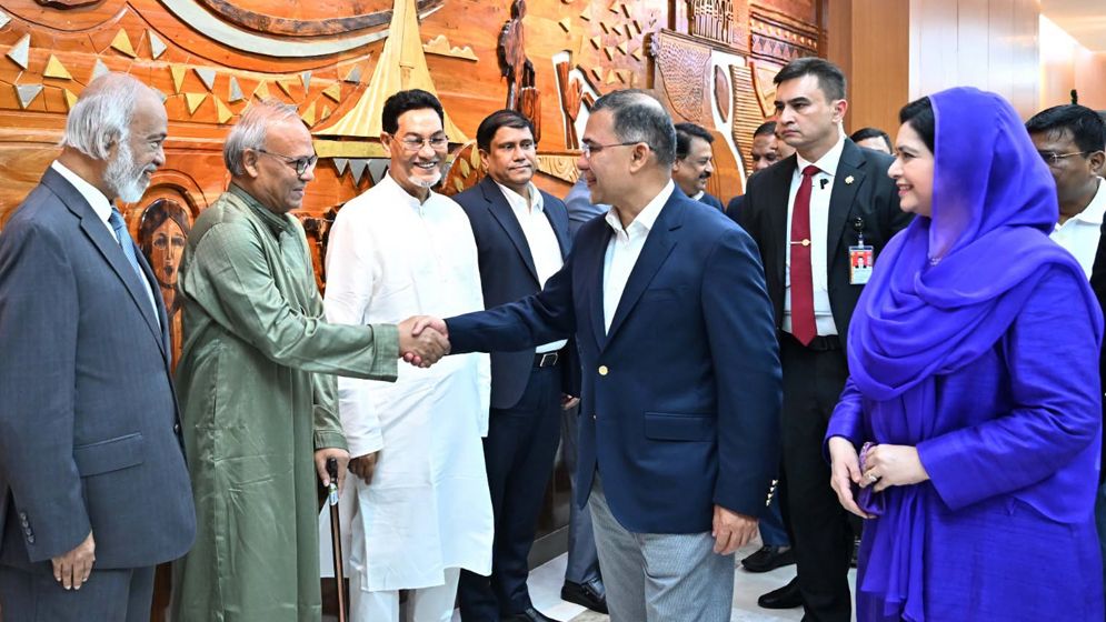 বিমানবন্দরে প্রধানমন্ত্রীকে বিদায় জানান দলের জ্যেষ্ঠ নেতারা। ছবি: পিএমও