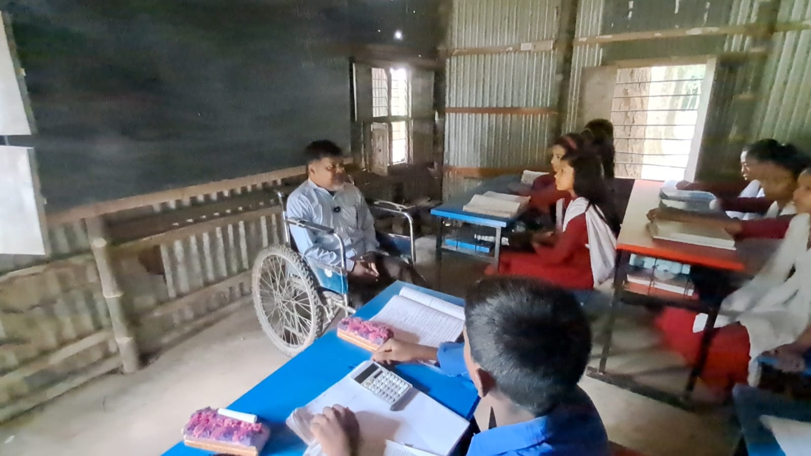 শিক্ষক অপূর্ব মণ্ডলের আন্তরিকতা, যত্ন ও পাঠদানে শিক্ষার্থীরা মুগ্ধ হয়। ছবি: এশিয়া পোস্ট