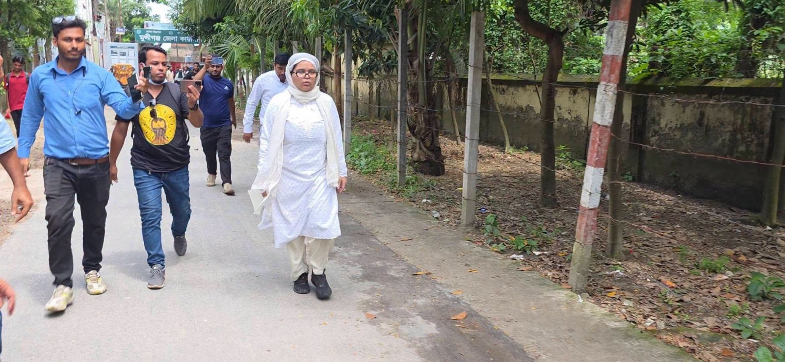 দীপু মনির মেয়ে তানি দিপাবলি নেওয়াজ মুন্সীগঞ্জ জেলা প্রশাসকের কার্যালয়ে গিয়ে প্যারোলের আবেদন করেন। ছবি : এশিয়া পোস্ট