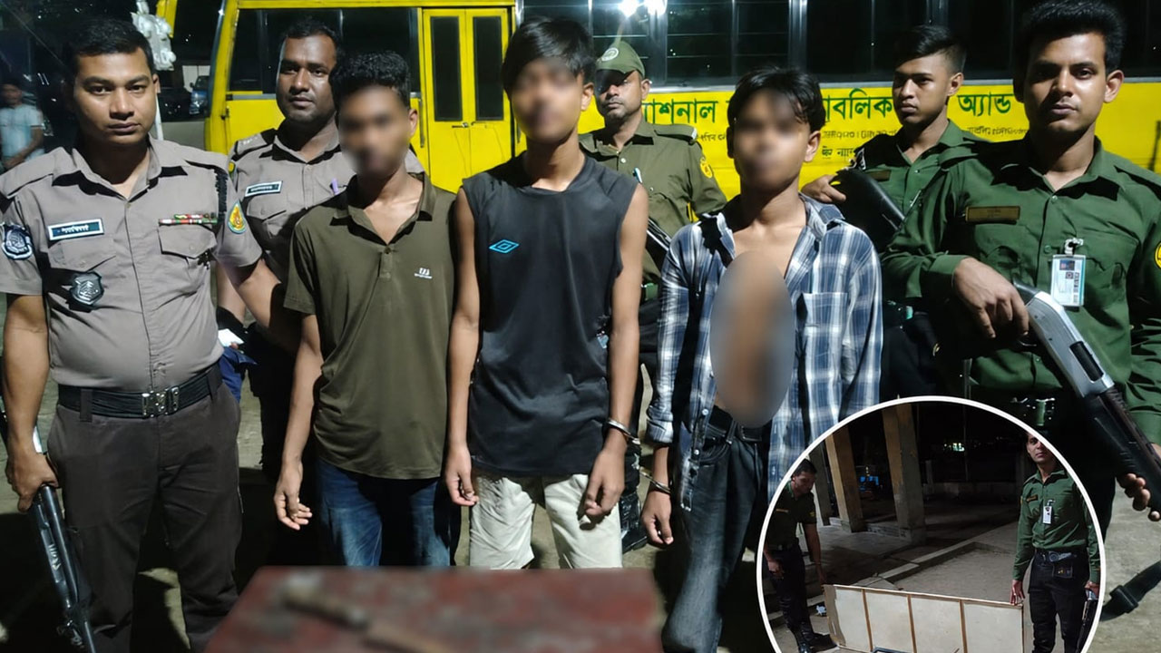 শিকদার মেডিকেলে দেশীয় অস্ত্রসহ আটক ৩