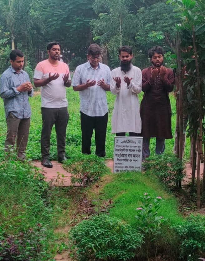শহীদ আনাসের কবর জিয়ারত করেন তার বাবা মো. শাহরিয়ার খান পলাশ ও ওসমান হাদি। ছবি: সংগৃহীত