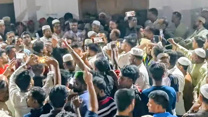 শাকিলের জানাজায় ২০ লাখ টাকা দেওয়ার ঘোষণার পর এমপির বিরুদ্ধে স্লোগান