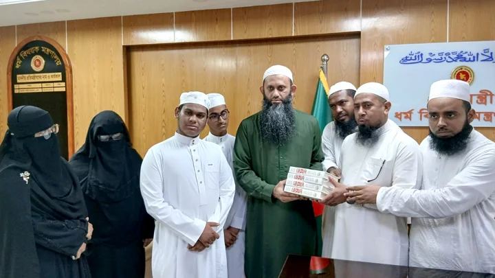 বিজয়ী হাফেজদের দেওয়া সেই ‘বিতর্কিত’ বই ফেরত নিলেন ধর্ম প্রতিমন্ত্রী