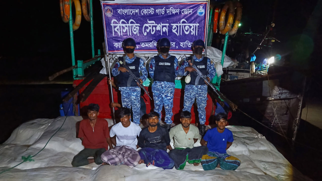 মিয়ানমারে পাচারের সময় ৭৬০ বস্তা সারসহ আটক ৫