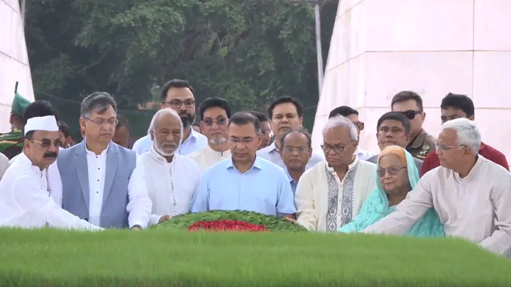 জিয়াউর রহমান ও খালেদা জিয়ার সমাধিতে প্রধানমন্ত্রীর শ্রদ্ধা
