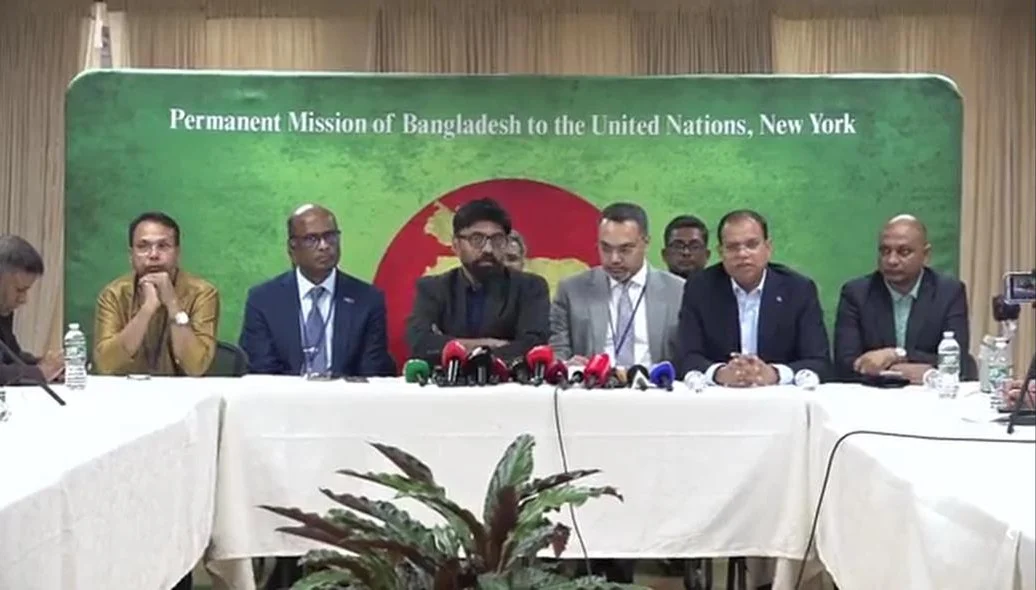 জাতিসংঘে বাংলাদেশ স্থায়ী মিশনে সাংবাদিকদের ব্রিফিংকালে মাহদী আমিনসহ অন্যরা। ছবি: বাসস থেকে নেওয়া