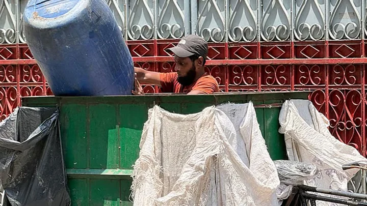বাসাবাড়ি থেকে ভ্যানে ময়লা নেওয়ার ফি বন্ধে নির্দেশনা চেয়ে রিট