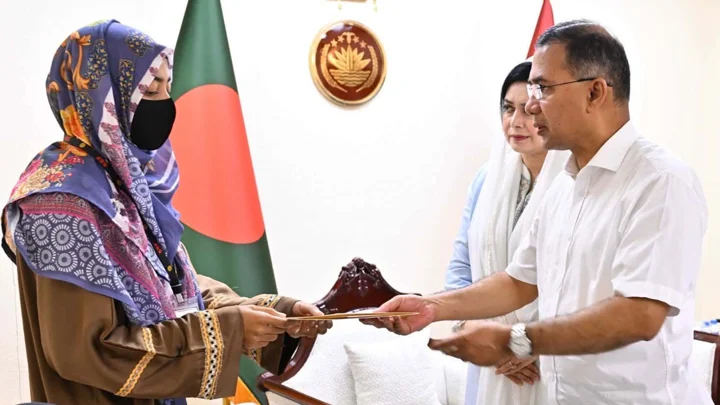 চট্টগ্রামে নিহত দুই সেনাসদস্যের পরিবারের সঙ্গে প্রধানমন্ত্রীর সাক্ষাৎ