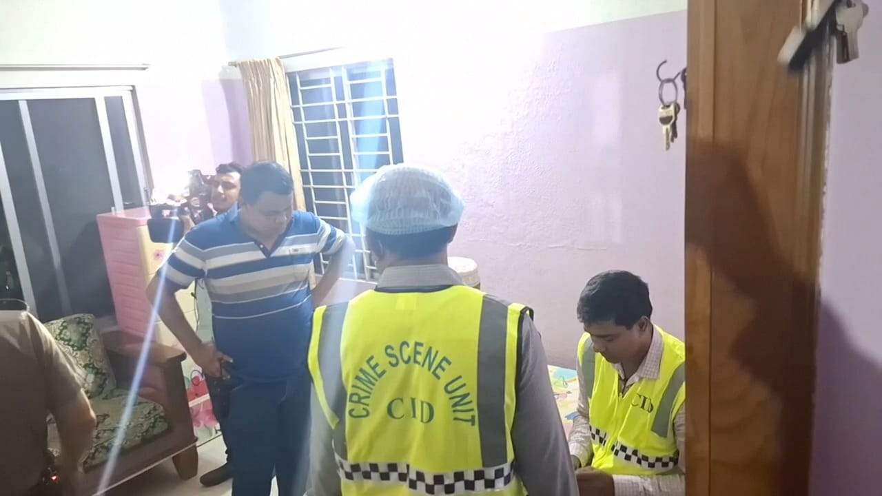 দক্ষিণখানে জানালার গ্রিল কেটে গৃহবধূকে হত্যা