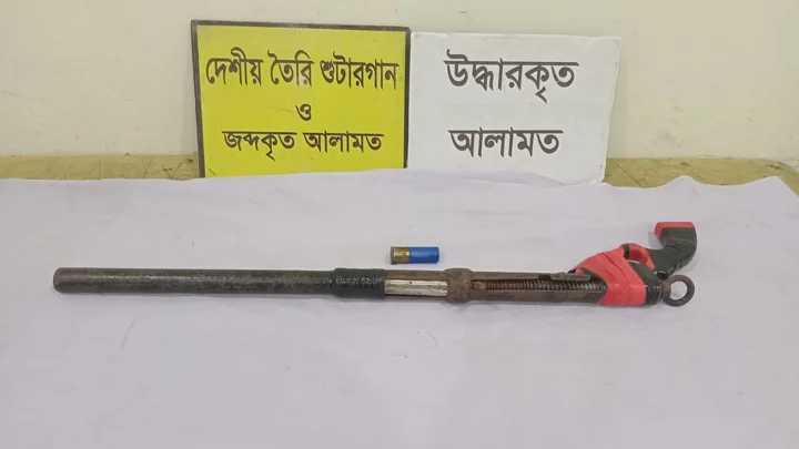 শ্রীনগরে পরিত্যক্ত শটগান ও তাজা কার্তুজ উদ্ধার