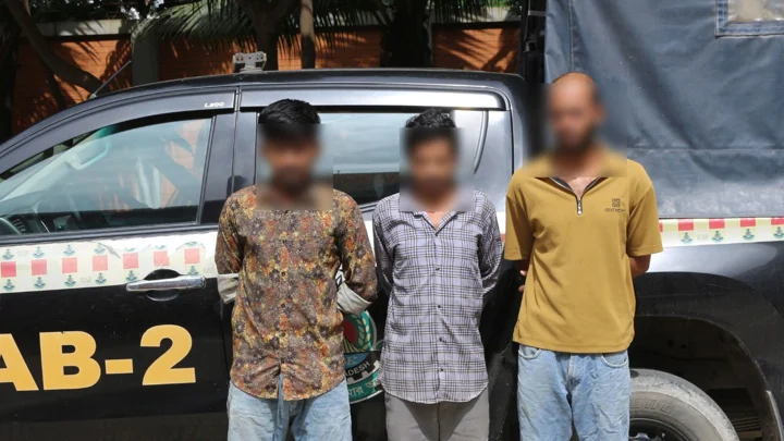 মোহাম্মদপুরে কব্জিকাটা আনোয়ার গ্রুপের ৩ সদস্য গ্রেপ্তার