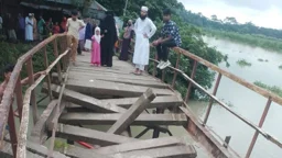 বাল্কহেডের ধাক্কায় সেতু ধস, দুর্ভোগে পাঁচ গ্রামের ২০ হাজার মানুষ