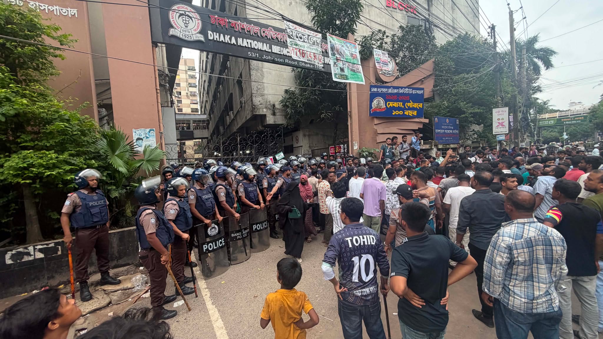 হাসপাতালের সামনে বিপুল সংখ্যক পুলিশ মোতায়েন করা হয়েছে। ছবি: এশিয়া পোস্ট