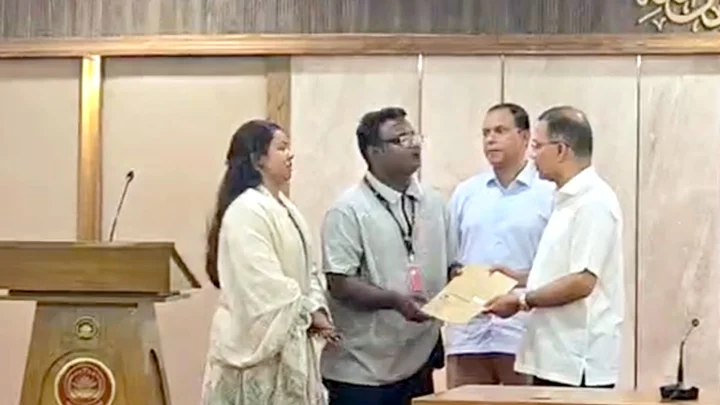 গুম-খুন ও জুলাই শহীদ পরিবারের ৭৪ জনের হাতে নিয়োগপত্র দিলেন প্রধানমন্ত্রী